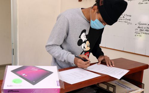 Estudiante de la Sede de Tocumen recibe tablet.