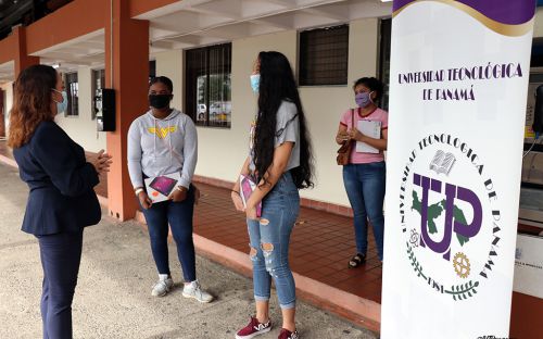  Ing. Vivian Valenzuela, Vicerrectora de Vida Universitaria, comparte con estudiantes de la Sede Central que fueron beneficiado de la donación de equipos.