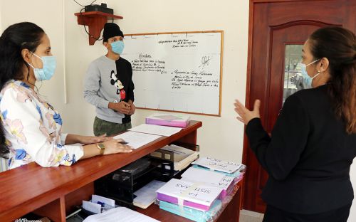  Vicerrectora entrega tablet a estudiante, en la Sede de UTP en Tocumen.