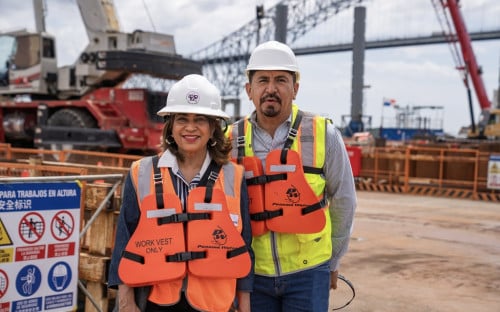 Rectora de la UTP visita el proyecto Cuarto Puente sobre el Canal de Panamá, junto a autoridades universitarias