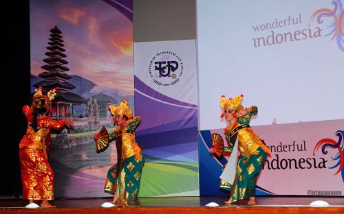 Bailarine de Indonesia, durante ejecución de bailes tradicionales de ese país.
