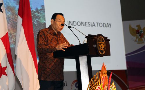 Embajador de Indonesia lee su discurso.