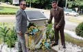 Colocación de ofrendas florales en la Placa en honor a Dr. Víctor Levi Sasso.