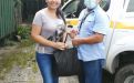 Personal del Centro Regional de Bocas del Toro, entrega bolsa de alimento a estudiante.
