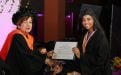 Graduanda recibe Diploma de manos de la Viceministra de Educación.