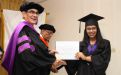Rector de la UTP entrega Diplomas de graduación a estudiante.