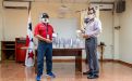 Director del Centro Regional de Veraguas entrega mascarillas a representante del MINSA Veraguas.