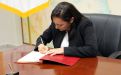 Vicerrectora de Vida Universitaria de la UTP firma la resolución de toma  posesión.