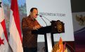 Embajador de Indonesia lee su discurso.