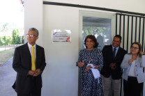 Dra. Ángela Laguna, Rectora Encargada, devela placa del Laboratorio, acompañada por el Ing. Efraín Conte, Director del Centro.