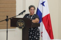 Dra. Anayansi Escobar, directora ejecutiva de Currículo, en representación de la Dra. Angela Laguna, Vicerrectora Académica.  