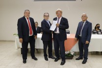 Rector de la UTP, Ing. Héctor Montemayor, entrega Resolución a Docentes 