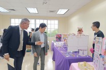 El Embajador hace un recorrido por los cubículos de la Feria Japonesa, en conjunto con el Mgtr. Ricardo Benítez, director del Centro Especializado en Lenguas.