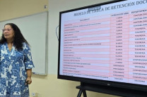 La expositora demostrando técnicas de organización de archivos. La expositora demostrando técnicas de organización de archivos.