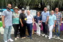 Equipo de la Dirección de Gestión y Transferencia del Conocimiento con la emprendedora.