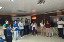 La Lic. Reyna Vergara impartiendo el taller de inteligencia emocional a los participantes. La Lic. Reyna Vergara impartiendo el taller de inteligencia emocional a los participantes.