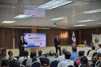 Moisés Moreno exponiendo la sustentación teórica de su tesis ante el jurado y el público asistente.