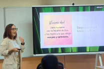 La Lcda. Ruth Durán comparte conocimientos sobre prevención de riesgos laborales durante la jornada de capacitación dirigida al personal del Centro Regional de Azuero.