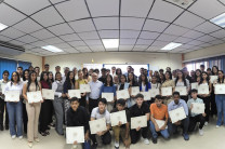 Estudiantes beneficiados del Programa de Mención Honorífica posan junto a sus certificados, reflejando su esfuerzo y dedicación académica.