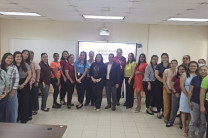 Colaboradores de la UTP Sede Azuero junto a los expositores al cierre del evento.
