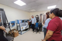 El PhD. Marcelo Coronado explicando los métodos de evaluación de contaminación en ambientes cerrados. El PhD. Marcelo Coronado explicando los métodos de evaluación de contaminación en ambientes cerrados.