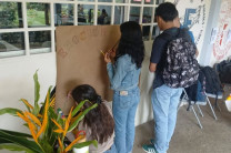 Estudiantes decorando el mural "Las emociones" en la miniferia