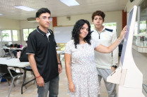 Estudiantes realizan trámite de forma exitosa.