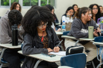 Tomando apuntes Estudiantes de la UTP en sus primeras clases del Segundo Semestre Académico 2026