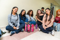 Compartiendo en el pasillo Jóvenes universitarios recorren los pasillos en el inicio formal de clases.