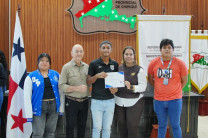 La Gobernadora Aixa Santamaría junto con el Mgtr. Del Cid entregando los certificados a los Estudiantes