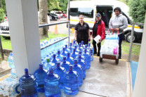 Acomodando las donaciones para subirlos en el bus