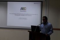 Ingeniero Robinson Zapata, presentando la Plataforma Científica ABC.