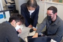 Dr. Shin Fukui, Dr. Tosiyuki Nakaegawa y Lic. Josué Batista, analizan los resultados de las simulaciones numéricas de la precipitación en Panamá.