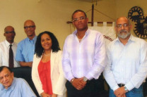 La emprendedora con el grupo de Investigación de Diseño y Materiales de la UTP, conformado por los profesores Plinio Hines, Carlos Plazaola, José Ramsay, liderado por el Prof. Gonzalo Córdoba.