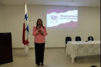 Ing. Vivian Valenzuela, dando a conocer los programas.