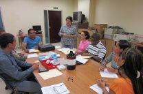 Dr. Rosa Quintero, Coordinadora de Química; Prof. Albano Díaz y docentes participantes alrededor de la mesa de trabajo.