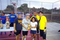 Entrega de trofeo a miembros del equipo de Orillac, Segundo Lugar en liga de voleibol de la UTP