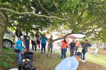 Los asistentes incorporan residuos orgánicos para iniciar la preparación del abono. Los asistentes incorporan residuos orgánicos para iniciar la preparación del abono.