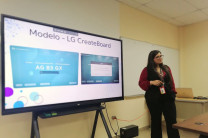 La Licda. Osirys Marciaga, de la UTICA, orienta a los participantes sobre el uso de pantallas interactivas como herramienta para fortalecer la gestión administrativa