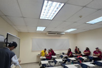 Grupo de colaboradores durante la capacitación, fortaleciendo sus habilidades tecnológicas en un entorno práctico y dinámico.