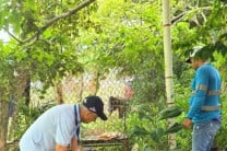 El expositor detallando las proporciones y beneficios del Bocashi en la primera parte del taller. El expositor detallando las proporciones y beneficios del Bocashi en la primera parte del taller.