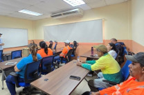 Participantes recibiendo la capacitación teórica antes de iniciar la elaboración del Bocashi. Participantes recibiendo la capacitación teórica antes de iniciar la elaboración del Bocashi.