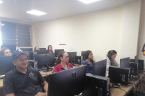 Participantes atentos durante la explicación sobre el uso de OneDrive.