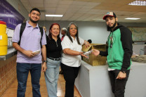 La Dra. Iveth Moreno y la Mgtr. Cecilia González entregando el brindis a los estudiantes