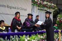Estudiante Capítulo de Honor recibiendo su diploma.