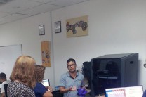 El Dr. Omar Cornejo explicó a la decana y vicedecana académica de la Facultad de Ingeniería Industrial sobre la nueva tecnología de la Impresora 3D.