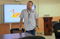 El Dr. José Danilo Robles impartiendo la jornada formativa sobre liderazgo y comunicación efectiva.
