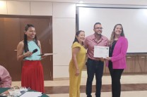 Entrega de certificado por la Dra. Iveth Moreno y la Ing. Tanaida Martínez