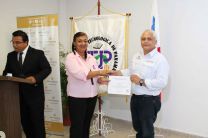Ing Yaneth Gutiérrez entrega certificado a el Lic. Miguel Jaén.