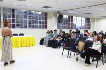 La Ceo Teresa compartiendo con los estudiantes el proyecto NETBEES CHALLENGE LAB.
